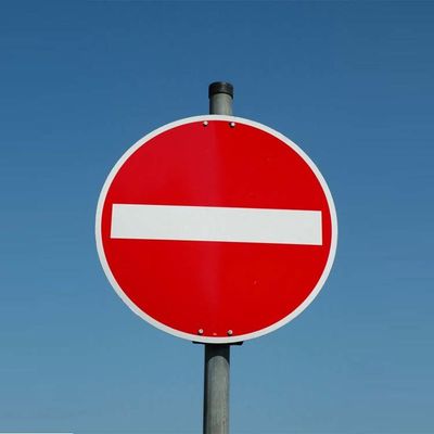 Приведенные движением доски знака стопа и предупреждающие доски 4C печатая круговую карту безопасностью